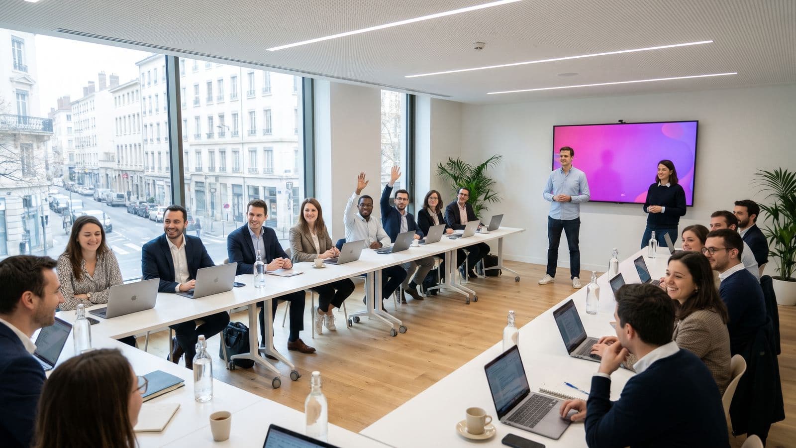 Formation à l’IA générative devant une vingtaine de collaborateurs, avec deux formateurs